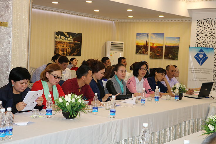 Stipendiaten des gemeinsamen Ausbildungsprojekts der HSS und der kirgisischen Verwaltungsakademie