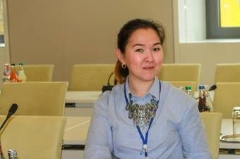 Asemgul Abrajewa, Absolventin der gemeinsamen Programme der kasachischen Verwaltungsakademie und der HSS