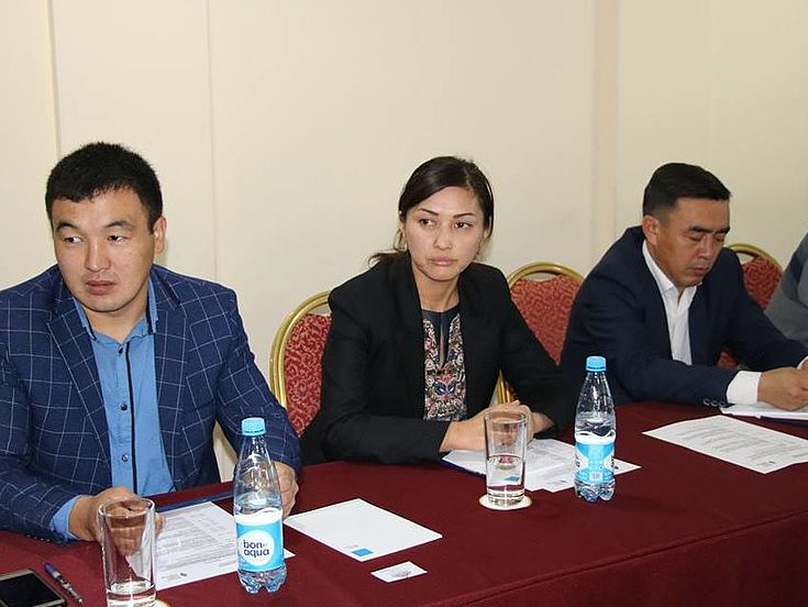 Teilnehmer des Treffens (vor allem Vertreter von staatlichen kirgisischen Universitäten)