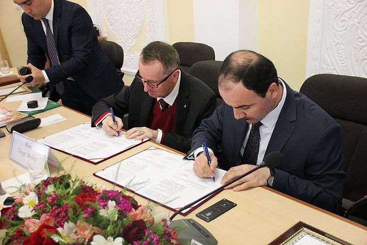 Feierliche Zeremonie der Unterzeichnung des Finanzplans für die Zusammenarbeit zwischen der Hanns-Seidel-Stiftung und dem tadschikischen Verwaltungsinstitut im Jahre 2019