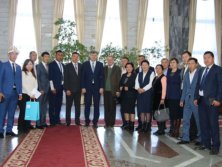 Участники мероприятия с министром экономики Кыргызстана Олегом Панкратовым