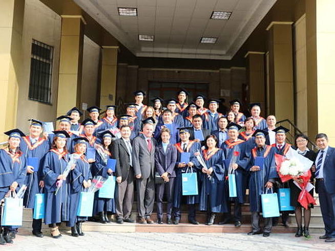 Absolventen der gemeinsamen Masterprogramme der Akademie für öffentliche Verwaltung unter dem Präsidenten der Kirgisischen Republik und der Hanns-Seidel-Stiftung