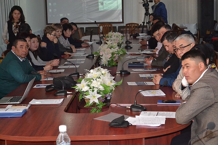 Stipendiaten und Freunde der HSS bei dem Treffen in Naryn