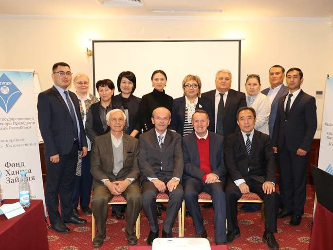 Vertreter der eingeladenen kirgisischen Institutionen im Seminar zu dem Thema "Bestimmung der Kompetenzen (Fähigkeiten und Fertigkeiten) von öffentlich und kommunal Bediensteten", durchgeführt von Raimund Helfrich 