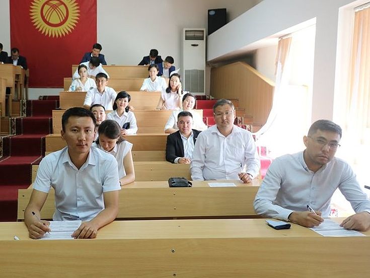 Masterstudenten der gemeinsamen Programme der Hanns-Seidel-Stiftung und der Akademie für öffentliche Verwaltung unter dem Präsidenten der Kirgisischen Republik (zweites Studienjahr, Fachrichtung  "Öffentliche  und kommunale Verwaltung")