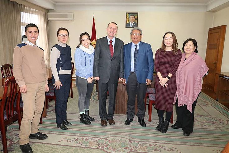 Neuer Rektor der Akademie für öffentliche Verwaltung unter dem Präsidenten der Kirgisischen Republik, Herr Akmataliev Almazbek Akmatalievich (3. von rechts)