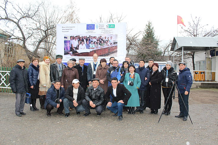 Группа журналистов, представители Барскоонского Айыл Окмоту, представители Европейского Союза