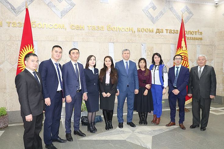 Stipendiaten der Hanns-Seidel-Stiftung in Astana und der Direktor der nationalen staatlichen kirgisischen Agentur für den öffentlichen Dienst, Herrn Akram Madumarov  