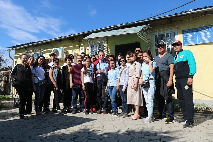 Die Teilnehmer mit den Mitarbeitern und der Leiterin der Gemeindeverwaltung von Gawrilowka, Frau Mambetalijewa Venera Assanbekowna 