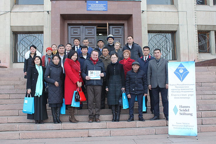 Групповая фотография стипендиатов Иссык-Кульской области