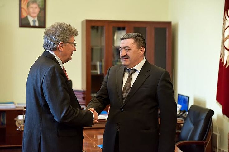 Bürgermeister der Stadt Bischkek, Herr Albek Ibrajimow, mit dem Bürgermeister der Stadt Gudensberg, Herrn Frank Börner