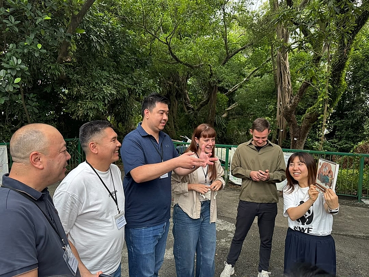 Ein Spiel über Zugvögel mit Mitarbeitern von WWF Hong Kong: eines der Instrumente, mit denen das Schutzgebiet lokale Gemeinschaften einbindet.