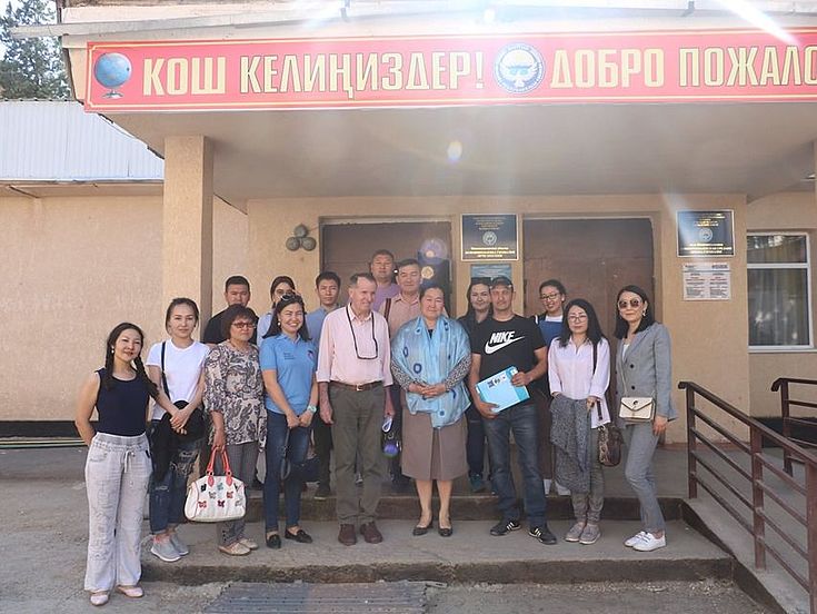 Besuch der Stipendiaten/Alumni der HSS in der  innovativen Sekundarschule/Gymnasium in Nowonikolajewka im Landkreis Tschaiyl 