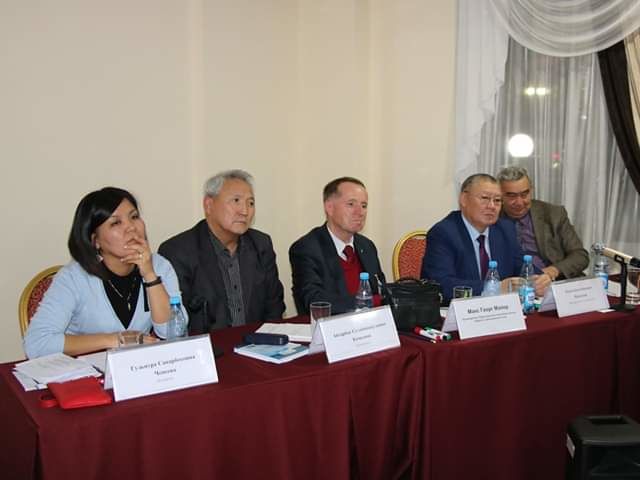 Herr Mamytov Tokon, Ombudsman der Kirgisischen Republik, und Herr Asankanov Ablabek, korrespondierendes Mitglied der Nationalen Akademie der Wissenschaften der Kirgisischen Republik und Doktor der Geschichtswissenschaften
