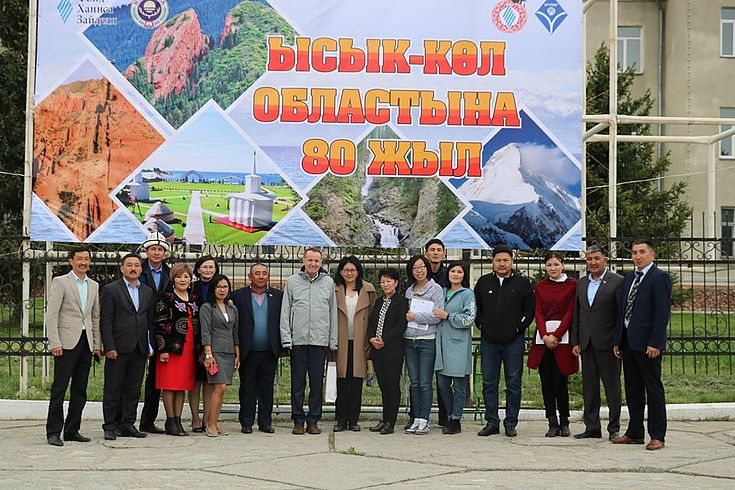Die Teilnehmer der Veranstaltung im Regierungsbezirk Issyk-Kul