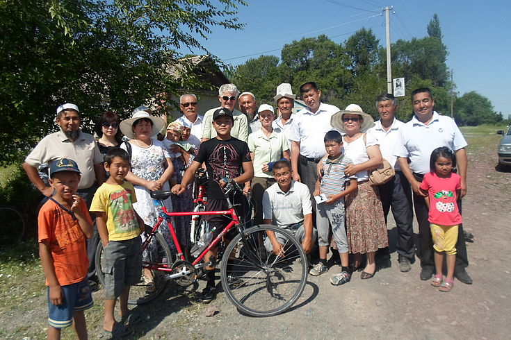 Radrennen „Sary-Bulak 2013“ mit Reinhardt und Ute Bauer in der Mitte