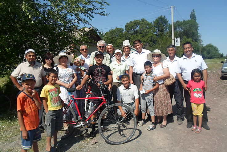 Radrennen „Sary-Bulak 2013“ mit Reinhardt und Ute Bauer in der Mitte