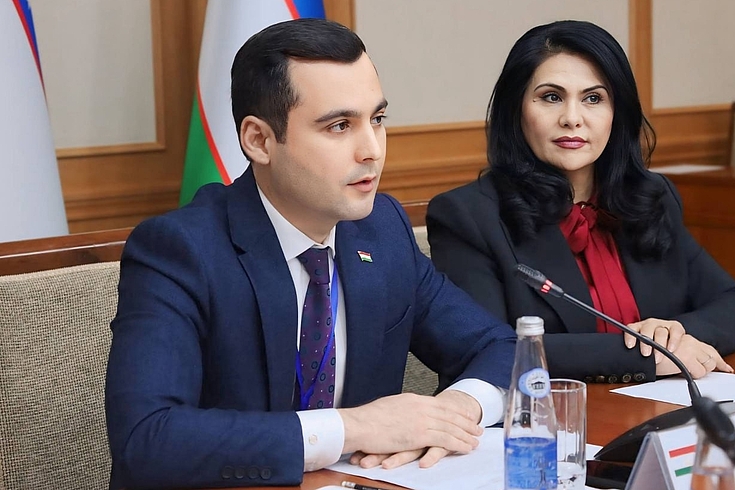 Prorektor der Akademie für öffentliche Verwaltung beim Präsidenten der Republik Tadschikistan Herr Somon Ismatzoda hält einen Vortrag über aktuelle Trends in der öffentlichen Verwaltung auf der Plenarsitzung der Konferenz. 