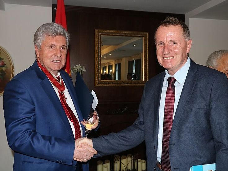 Auszeichnung des Vorsitzenden des Volksrates der Deutschen in Kirgistan, Herrn Valerij  Issidorowitsch Dill, mit dem  Großen Verdienstkreuz der Bundesrepublik Deutschland mit Stern 