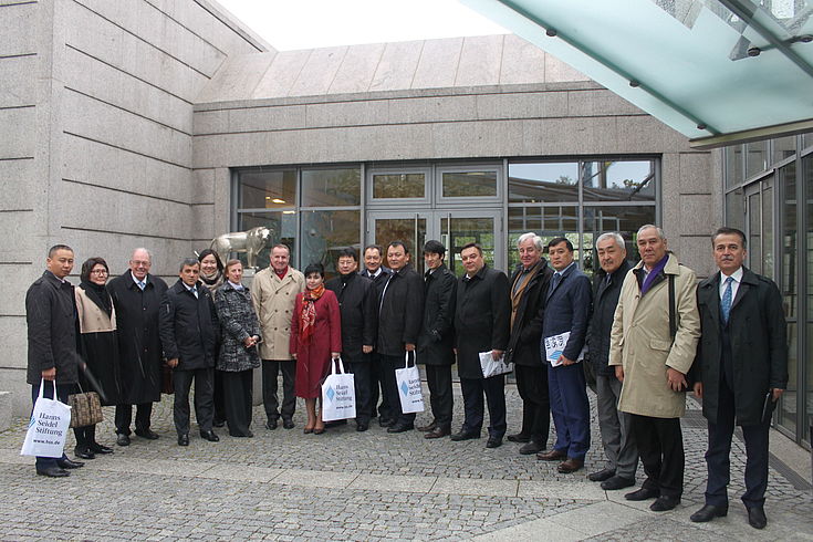 Teilnehmer vor der Stiftungszentrale