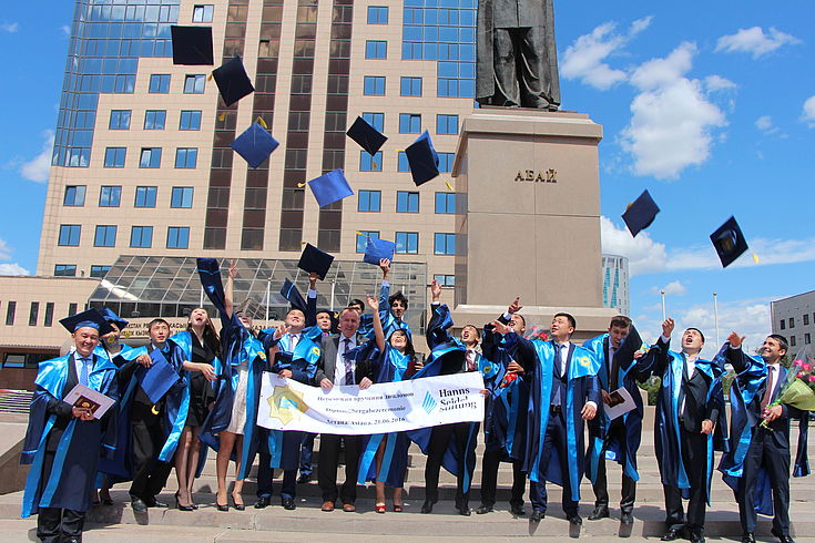 Absolventen der Stipendiaten der HSS in Kasachstan