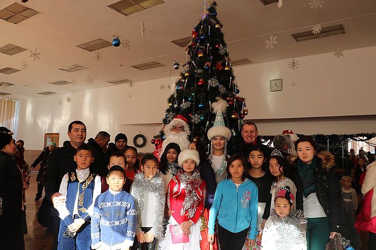 [Translate to Russian:] Kinder aus sozial schwachen Familien aus der Gemeinde Orok bei dem Neujahrskonzert
