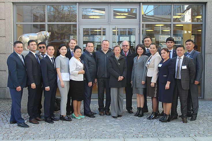 Zentralasiengruppe vor HSS-Zentrale