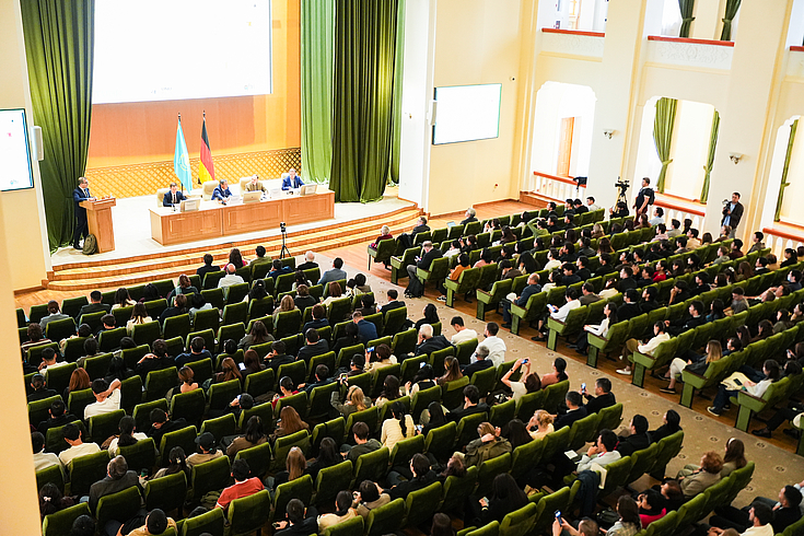 Voller Saal bei der Eröffnung der Konferenz in der Nationalen Akademie der Wissenschaften beim Präsidenten der Republik Kasachstan.