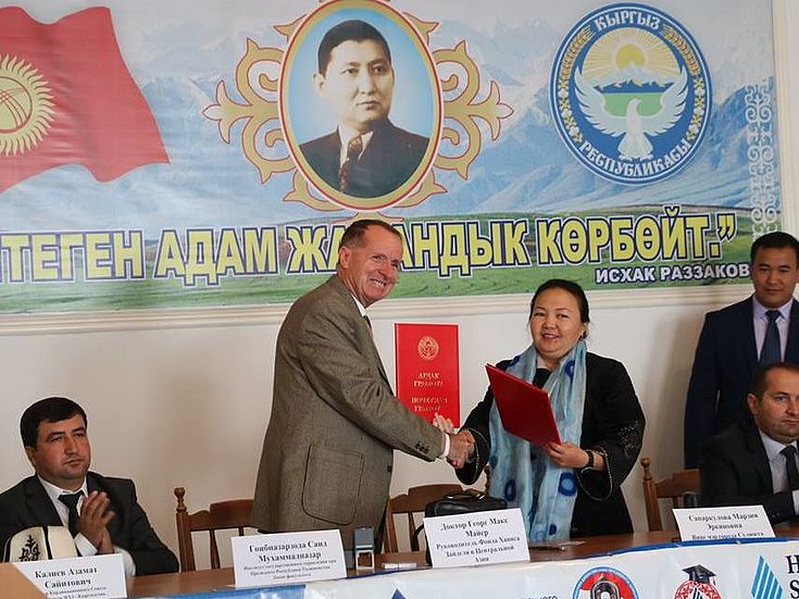 Подписание меморандума о двустороннем сотрудничестве между мэрией города Сулюкта и Фондом Ханнса Зайделя в Центральной Азии