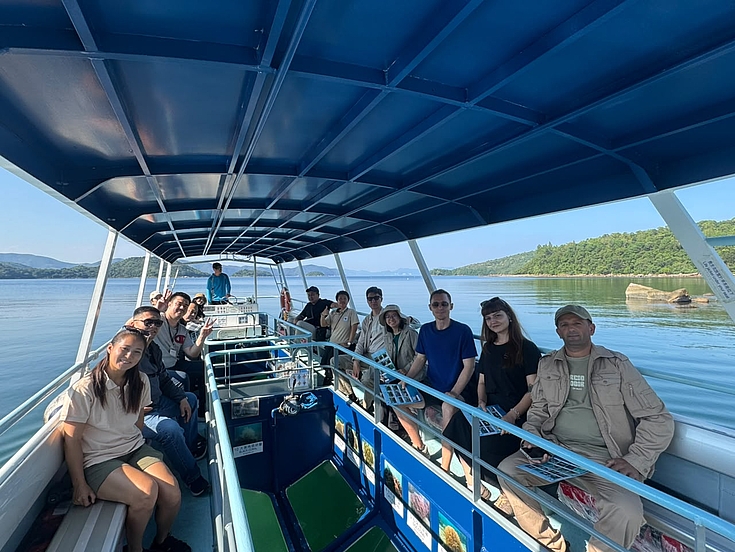 Fahrt mit einem Glasbodenboot durch den Meerespark. Die Teilnehmer lernen Korallengemeinschaften und Ansätze zum Schutz der Meeresumwelt kennen.