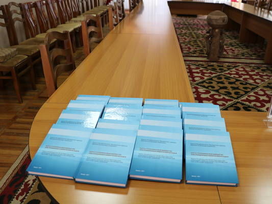 Exemplare des Lehrbuchs "Grundlagen der öffentlichen und kommunalen Verwaltung in der Kirgisischen Republik"