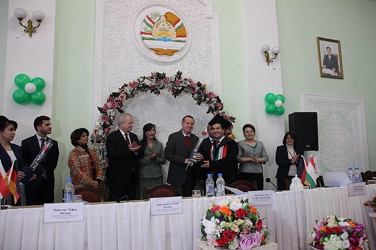 Verleihung der Master-Diplome in der Republik Tadschikistan an die HSS-Stipendiaten