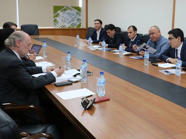 Руководитель представительства Фонда Ханнса Зайделя по Центральной Азии с выпускниками Фонда Ханнса Зайделя в Узбекстане
