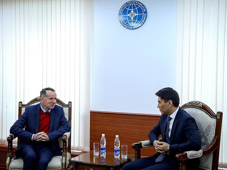 Außenminister der Kirgisischen Republik, Herr Aidarbekov Chingiz Azamatovich (rechts)