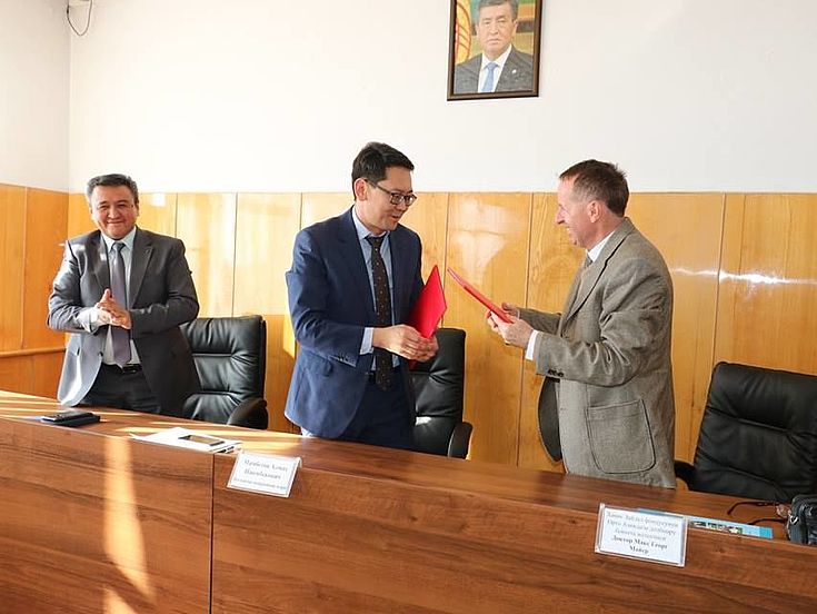 Unterzeichnung eines Memorandums über die Zusammenarbeit zwischen dem Bürgermeisteramt der Stadt Balyktschy und der Vertretung der Hanns-Seidel-Stiftung in Zentralasien