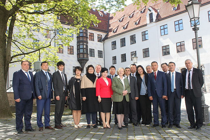 Teilnehmer mit der Stiftungsvorsitzenden Frau Prof. Ursula Männle