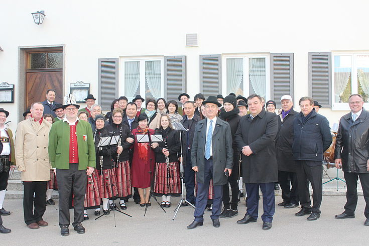 Teilnehmer mit der Musikvereinigung der Gemeinde Dinkelscherben