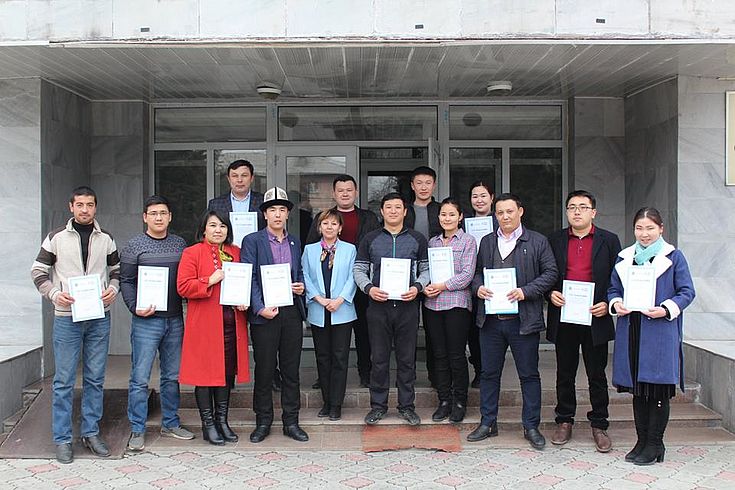 Erfolgreiche Masterstudenten des Abendstudiums der gemeinsamen Programme der Hanns-Seidel-Stiftung und der Akademie für öffentliche Verwaltung unter dem Präsidenten der Kirgisischen Republik nach Erhalt der Zertifikate 
